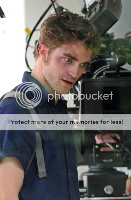 Rob is filming Remember Me - Page 2 90616M1_PATTINSON_BGR_01