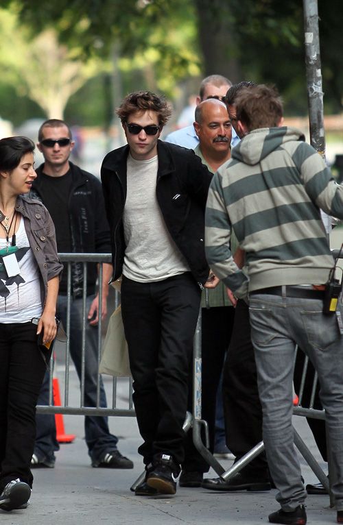 Rob is filming Remember Me - Page 2 Robert-pattinson-6169-2