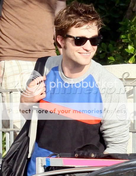 Rob is filming Remember Me - Page 8 Rpatpt3061909_07