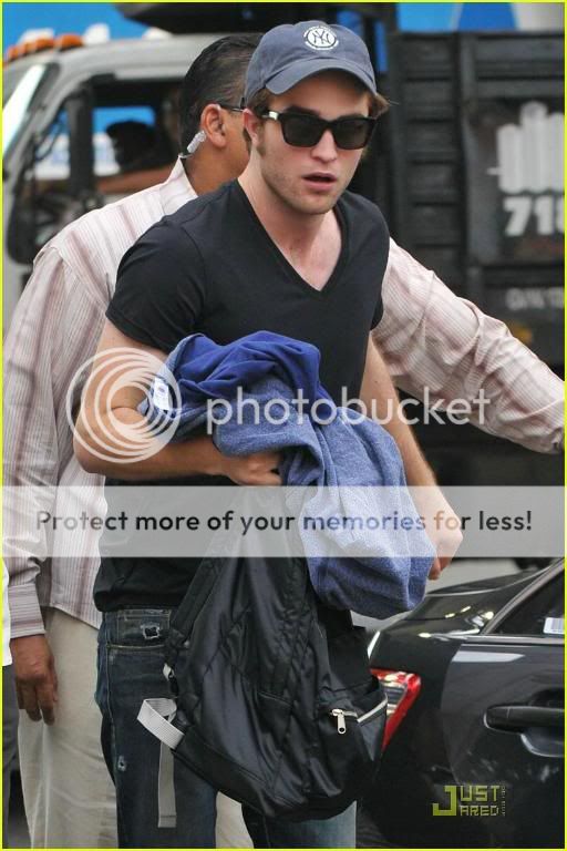 Rob is filming Remember Me - Page 14 Robert-pattinson-stephen-moyer-07