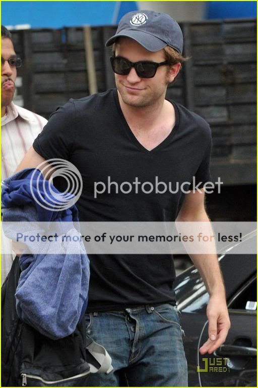 Rob is filming Remember Me - Page 14 Robert-pattinson-stephen-moyer-10