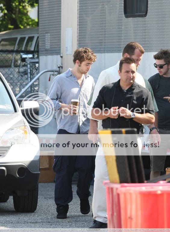 Rob is filming Remember Me - Page 15 RM_set_29_018