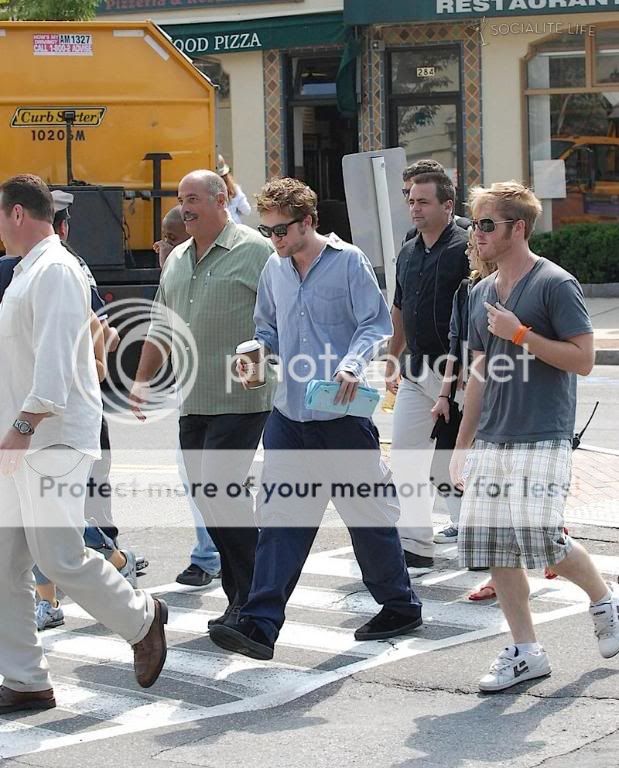 Rob is filming Remember Me - Page 15 Gallery_enlarged-robertpattinson-2