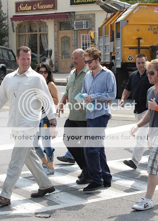 Rob is filming Remember Me - Page 15 Gallery_enlarged-robertpattinson-re