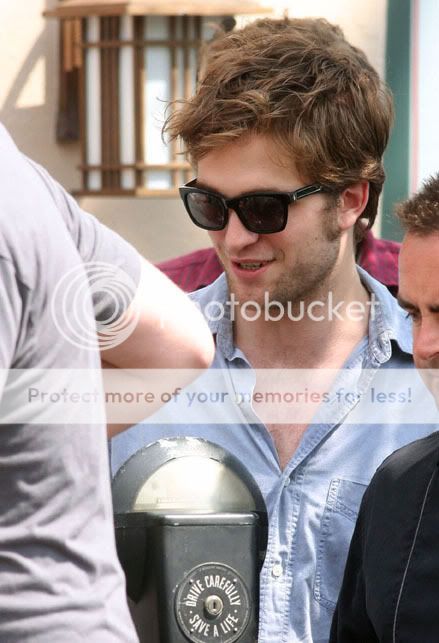 Rob is filming Remember Me - Page 15 Gallery_main-90629W3_PATTINSON_B-3