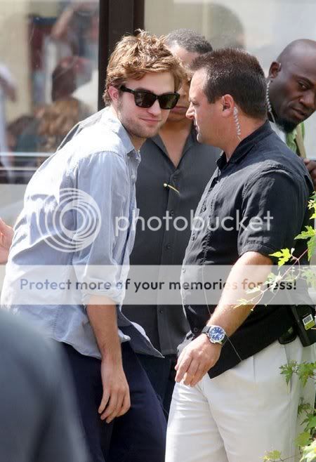 Rob is filming Remember Me - Page 15 Gallery_main-90629W3_PATTINSON_B-7