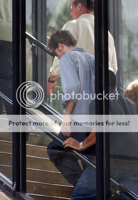 Rob is filming Remember Me - Page 15 Gallery_main-90629W3_PATTINSON_B-GR