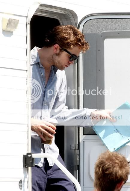 Rob is filming Remember Me - Page 15 Morerememberset29jun0912