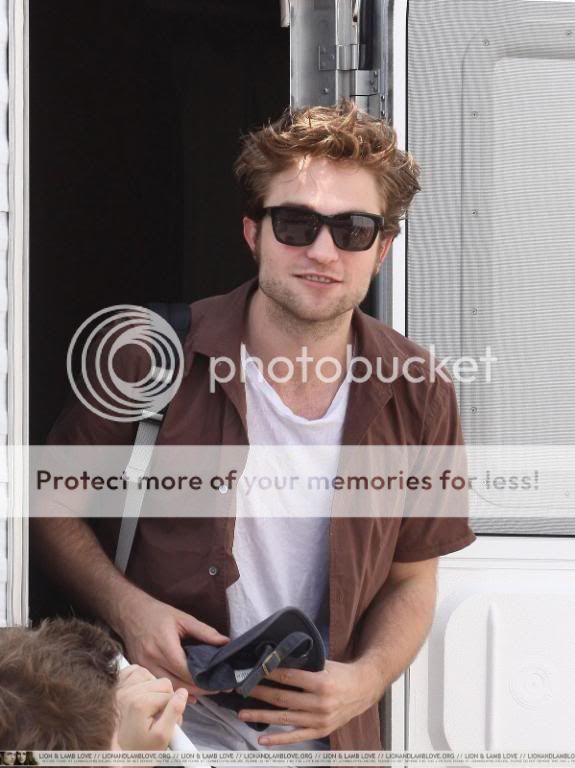 Rob is filming Remember Me - Page 15 044