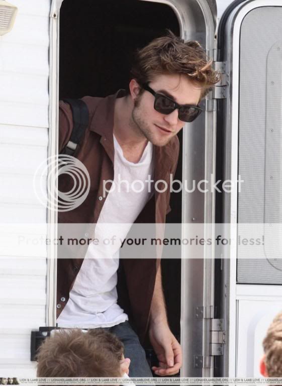 Rob is filming Remember Me - Page 15 049