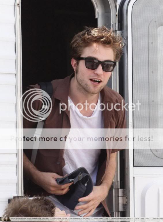 Rob is filming Remember Me - Page 15 051