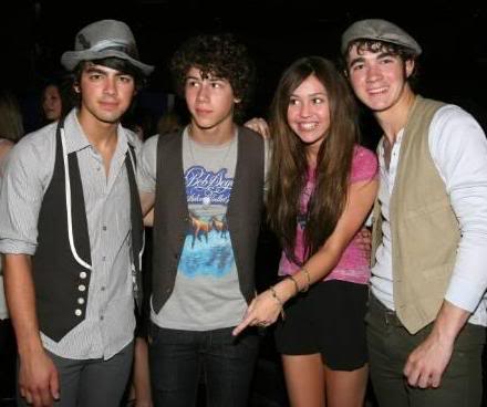 Nơi tự sướng cùng các tềnh iu - chúc mừng em Tay thắng lớn tại Grammy 2010 nhá :* :* :* Miley-cyrus-jonas-brothers1