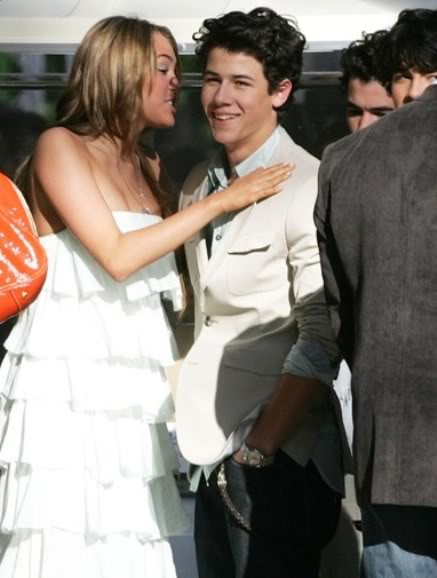 Nơi tự sướng cùng các tềnh iu - chúc mừng em Tay thắng lớn tại Grammy 2010 nhá :* :* :* Miley-cyrus-nick-jonas-lovers