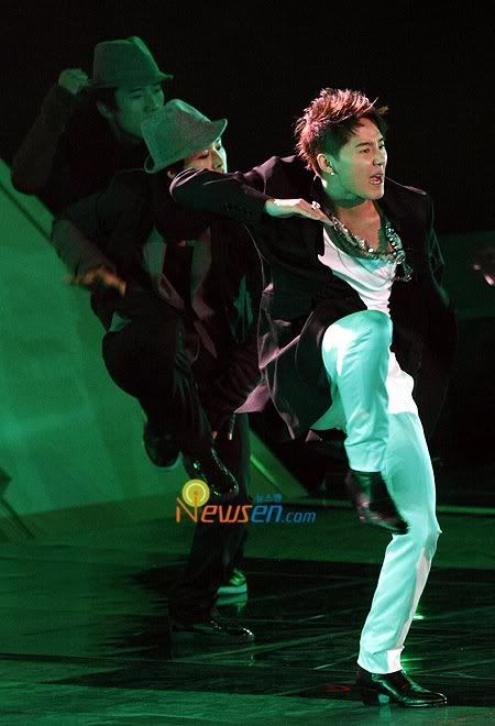 Dong Bang Shin Ki Xiah JunSu hurts ankle during Japan concert Untitled-8