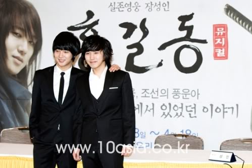 [TRAD] Entrevista com Yesung e Sungmin sobre o musical "Hong Gildong" 2d010011-1