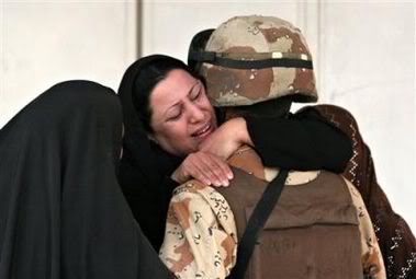 صور الجيش العراقي الجديد - صفحة 3 Soldierwithhismum