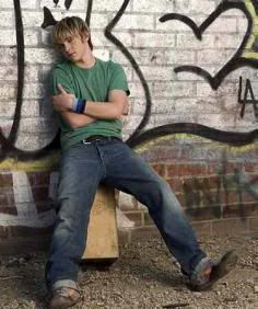 PiC 4 JeSsE mCcArTnEy Sittinginfrontofgraffiti