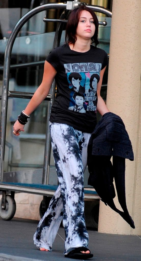 Miley Cyrus con camiseta Jonas Brothers 4157118223_baf76c2d9a_b