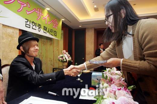 Joong ký tặng fan ngày 7-4 20090407140714894