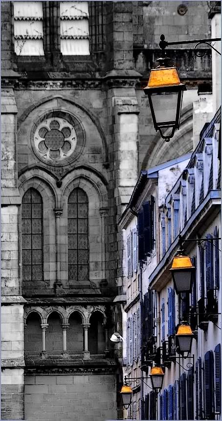 Bayonne in Blue ALIGNEMENTLAMPADAIRES