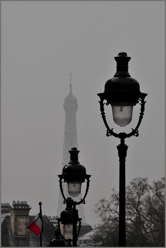 Ca c'est Paris N°2 EIFFELINTHEFOGPH1