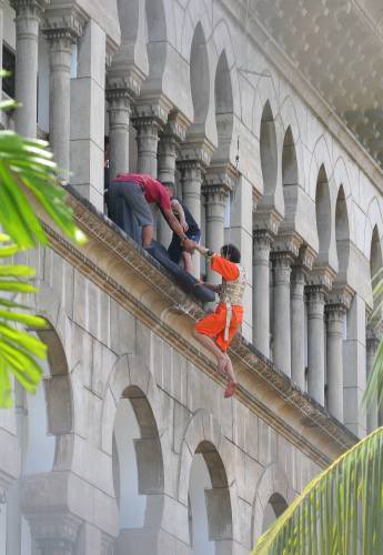 [7/5] [Nghịch chiến] Bị truy đuổi, Nic chân không nhảy lầu 7may04