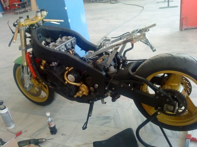 THE FZR750 (2LM) PROJECT - Σελίδα 2 DSC00600