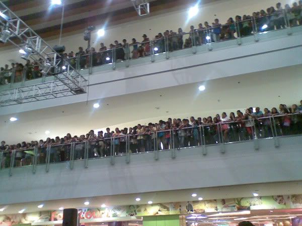 [Asian Tour 2011] David Archuleta tại Philippines  Sm-megamall1