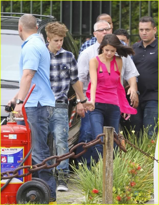 Justin Bieber and Selena Gomez - Page 18 Selena-gomez-justin-bieber-helicopter-brazil-03