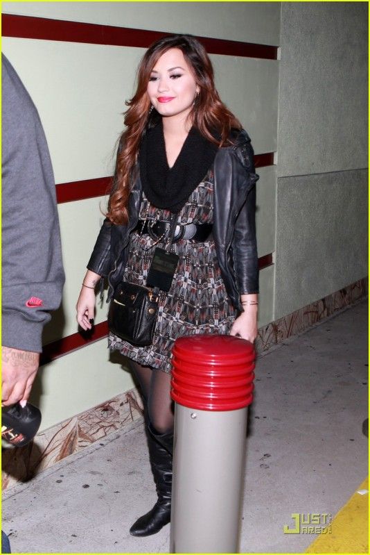 Demi Lovato  - Page 35 Demi-lovato-halloween-horror-nights-04