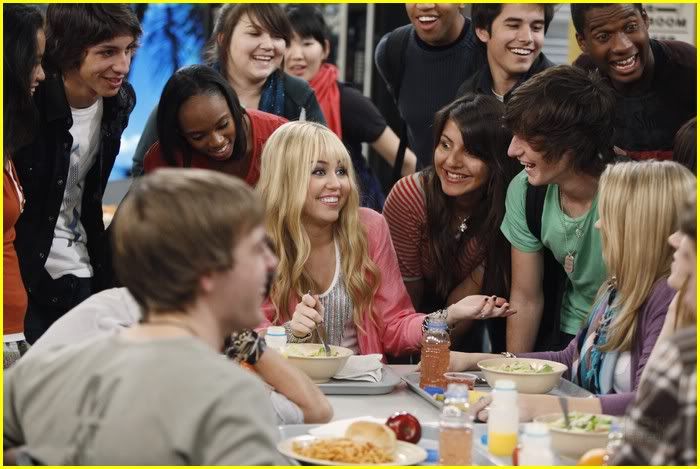 Hannah Montana (2) - Sayfa 12 Hannah-montana-lunch-crowd-05