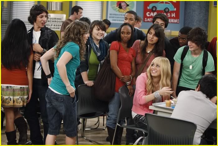 Hannah Montana (2) - Sayfa 12 Hannah-montana-lunch-crowd-07