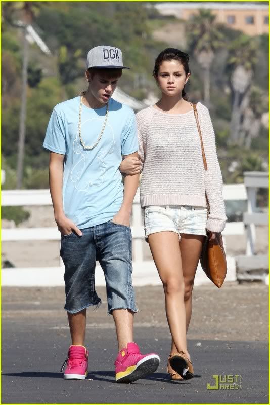 Justin Bieber and Selena Gomez - Page 16 Selena-gomez-justin-bieber-beach-07