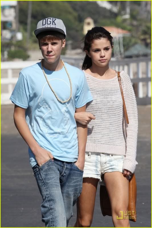 Justin Bieber and Selena Gomez - Page 16 Selena-gomez-justin-bieber-beach-14