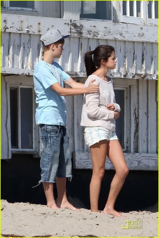 Justin Bieber and Selena Gomez - Page 16 Selena-gomez-justin-bieber-beach-17