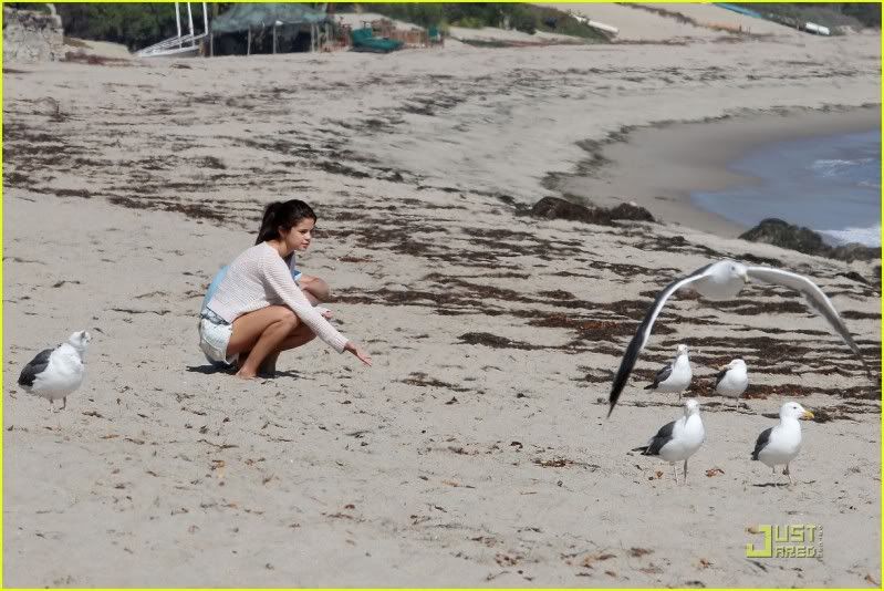 Justin Bieber and Selena Gomez - Page 16 Selena-gomez-justin-bieber-beach-26