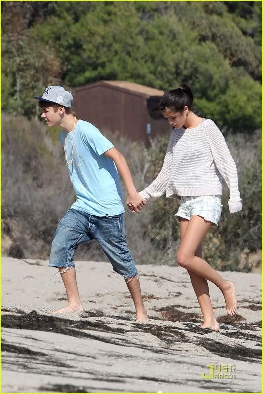 Justin Bieber and Selena Gomez - Page 16 Selena-gomez-justin-bieber-beach-27