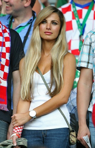 Chicks of Euro 2012 - Page 3 8bae2e31