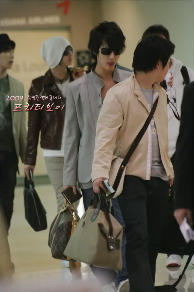 [real pics] HyungJun Kimpo Airport 15.4.09 1239760019_IMG_3756copy_filteredcop