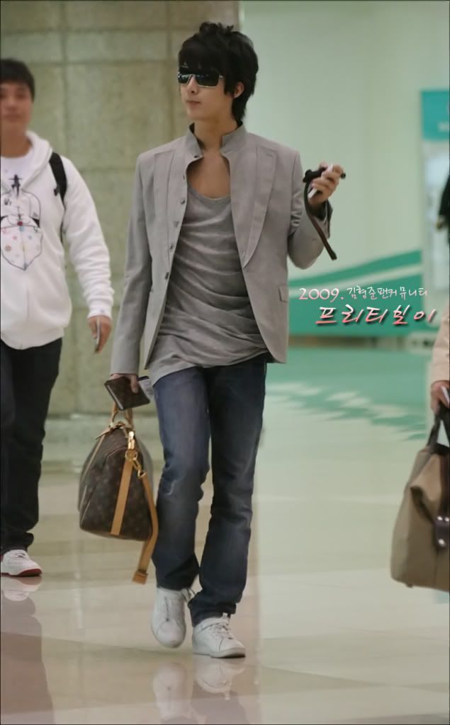 [real pics] HyungJun Kimpo Airport 15.4.09 1239760019_IMG_3765copy_filteredcop