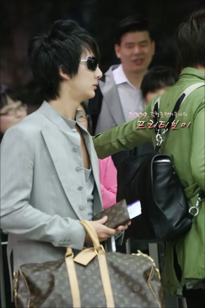 [real pics] HyungJun Kimpo Airport 15.4.09 1239760084_IMG_3771copy_filteredcop