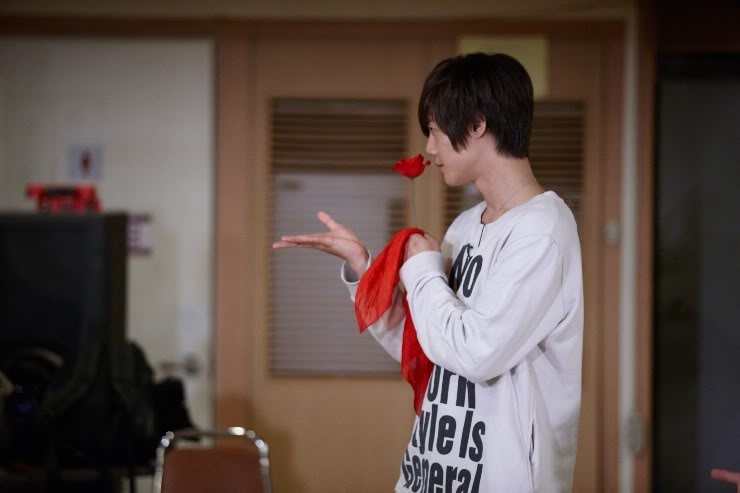 [HyunJoong] Haciendo trucos de magia con MinHo HJL-HapticMission2