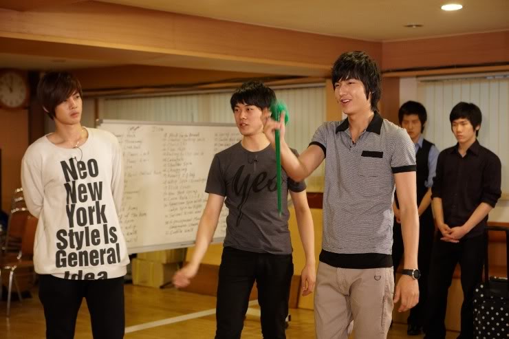 [HyunJoong] Haciendo trucos de magia con MinHo HJL-HapticMission5