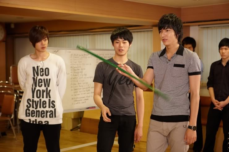 [HyunJoong] Haciendo trucos de magia con MinHo HJL-HapticMission6