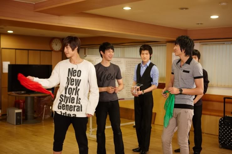 [HyunJoong] Haciendo trucos de magia con MinHo HJL-HapticMission7