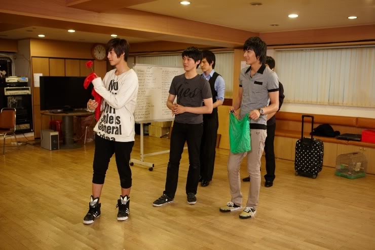 [HyunJoong] Haciendo trucos de magia con MinHo HJL-HapticMission8