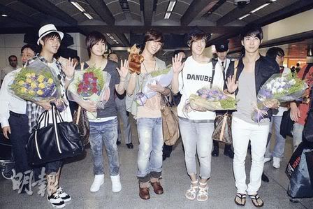 [news] SS501 'atrapados' entre la multitud en HongKong _01MB010_