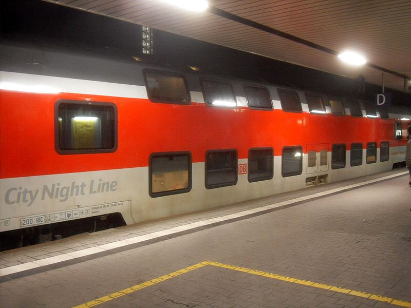 Vagoane din tara si din lume 800px-Mannheimer_Hauptbahnhof-_auf_Bahnsteig_zu_Gleis_3-_Richtung_Ludwigshafen_Rhein-_City_Night_Line_Schlafwagen_26_3_2010