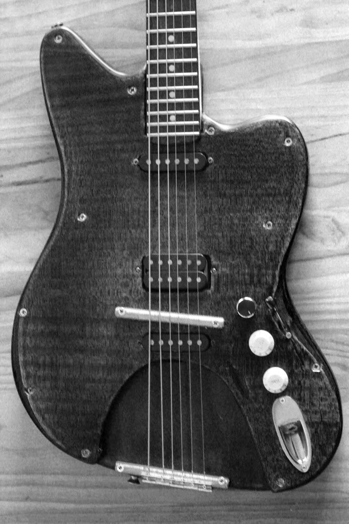 A minha primeira guitarra a sério - A1 A0_bw