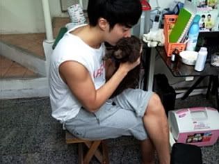 [HyungJoon] con su perrito otra vez *O* 1247660917_090715